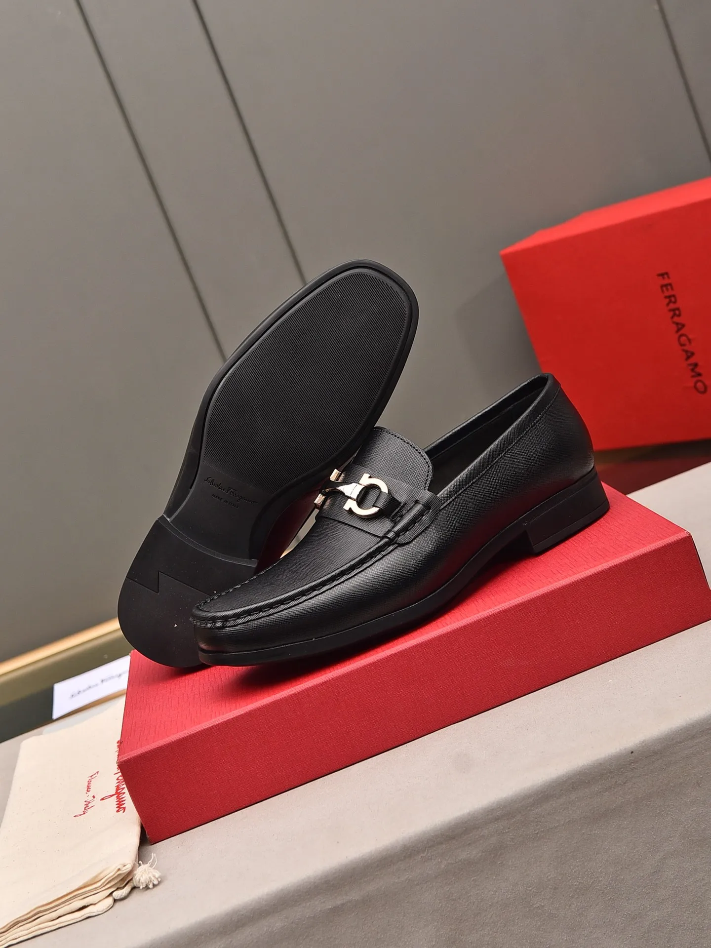 Men's shoes 💰: 460 [Original running volume and quality] Brand: Ferragamo (Ferragamo) Size: Men's size 38/44 (45 can be customized) Grade: Same style as the official website High-end quality men's shoes Material: Original first-layer calfskin Water-dyed cowhide lining Original outsole Style categories: Men's fashion formal business casual leather shoes Slip-on men's high-top series Young fashion European and American trends British style Casual matching Comfortable on the feet